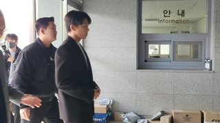배우 유아인 경찰 출석…마약 상습투약 경위 조사